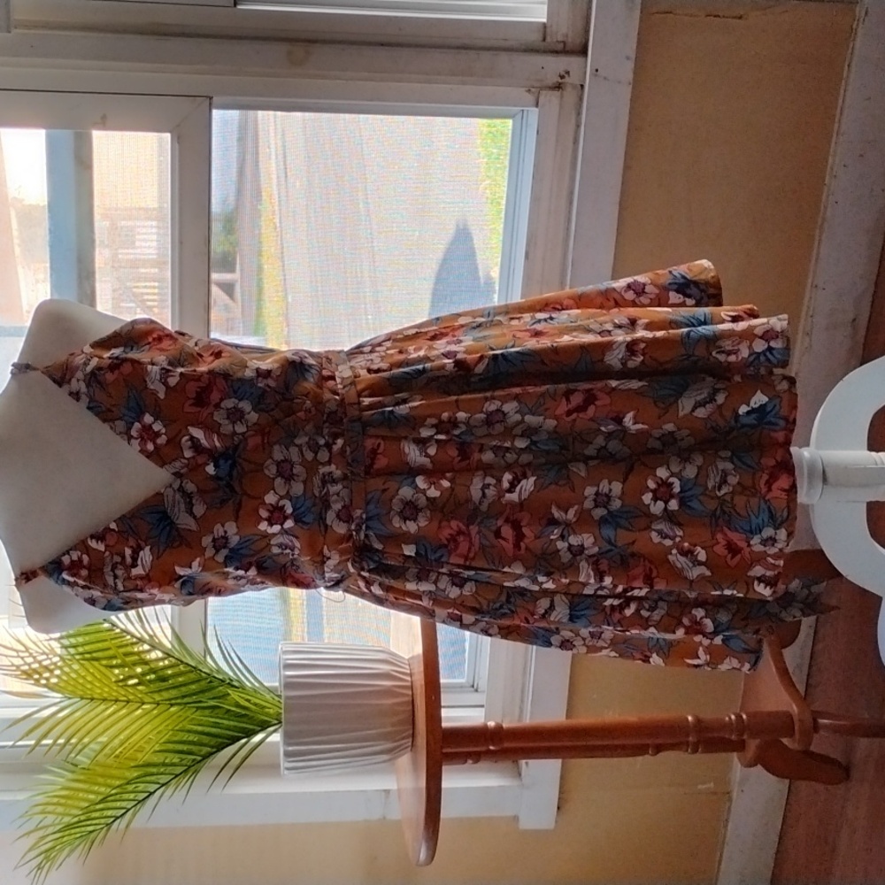 EUC WOMEN'S LIGHTWEIGHT DRESS